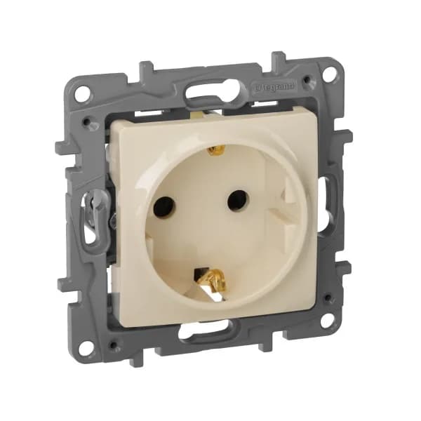 Розетка с заземлением со шторками Legrand Etika 672322 (слоновая кость)