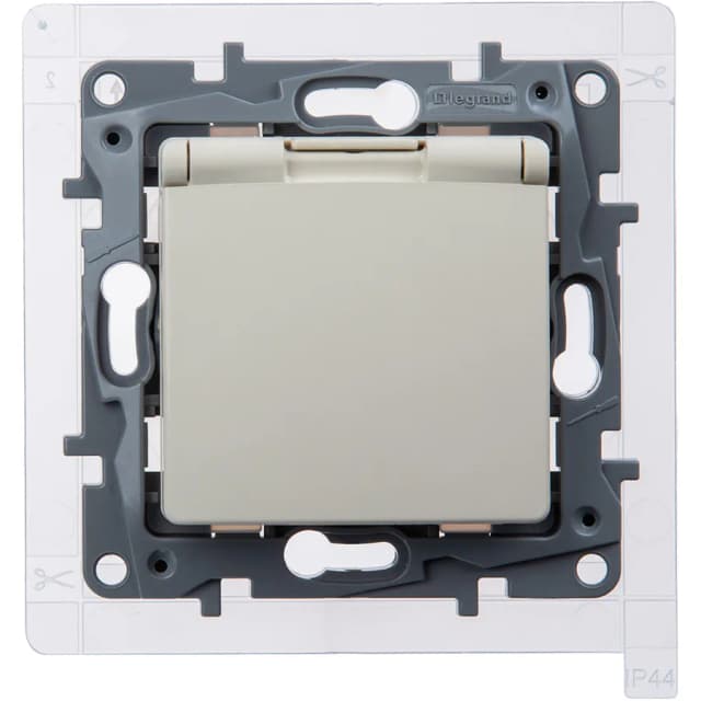 Розетка с заземлением со шторками с крышкой влагозащищённая IP44 Legrand Etika 672326 (слоновая кость)