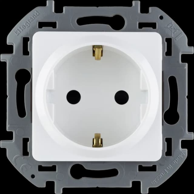 Розетка с заземлением со шторками Legrand Inspiria 673730 (белый)